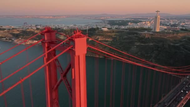 吊り橋を渡る光のトラフィックのドローン映像 — ストック動画
