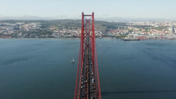 Imágenes de drones de vistas panorámicas de la ciudad vistas desde un puente colgante — Vídeo de stock