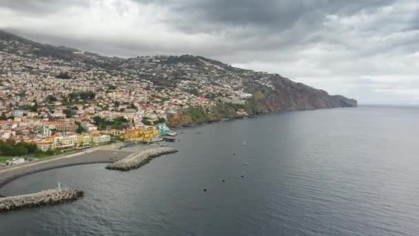 Вид с воздуха на рыбацкую деревню на португальском острове Мадейра — стоковое видео