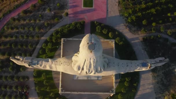 日没の照明の下で記念碑のドローン映像 — ストック動画