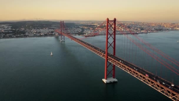 Imágenes de drones de puente colgante largo con un barco navegando bajo el palmo — Vídeos de Stock