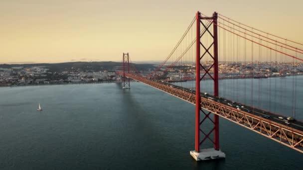 Vehículos cruzan el puente en ambas direcciones — Vídeos de Stock