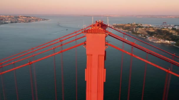 Imagens de drones da enorme ponte suspensa vermelha — Vídeo de Stock