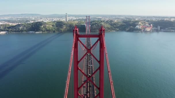 Ansichtkaart-perfecte panorama van filmische hellingen rondom brede rivier — Stockvideo