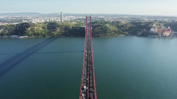 Vista aérea de pistas de carros movimentados ao longo da ponte suspensa — Vídeo de Stock
