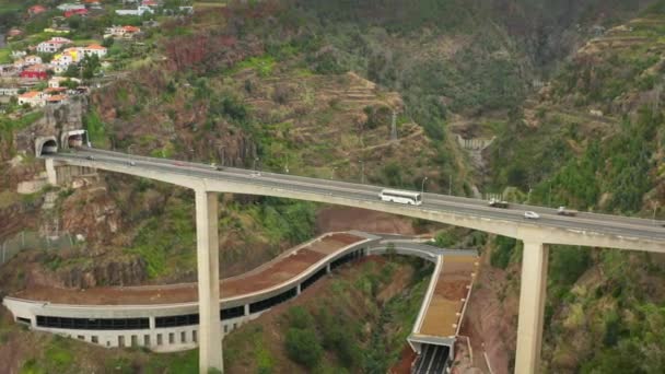 Pont pittoresque et routes entourées de sommets — Video