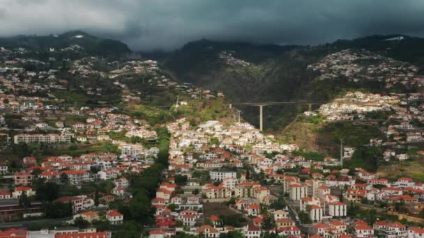 Belle vallée dans les montagnes volcaniques vue d'en haut — Video