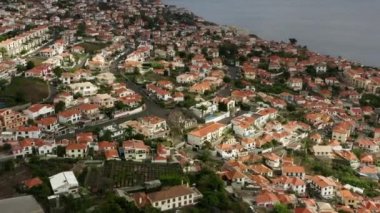 Volkanik yamaçlardaki derin vadinin büyüleyici manzarası.