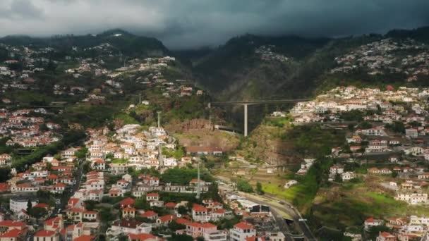 Drone beelden van zonsopgang boven pittoresk dorpje in weelderig groen eiland — Stockvideo