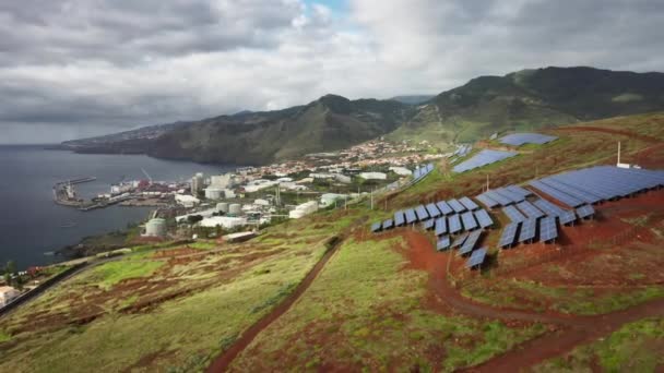 Imagens de drones da fazenda de energia solar offshore — Vídeo de Stock