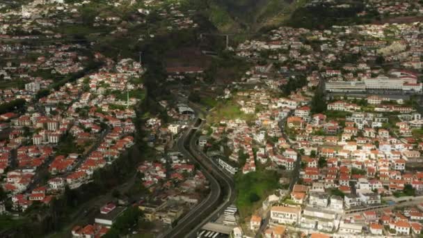 Vedere aeriană a unui soare care se reflectă în cabane, înconjurat de verdeață luxuriantă — Videoclip de stoc