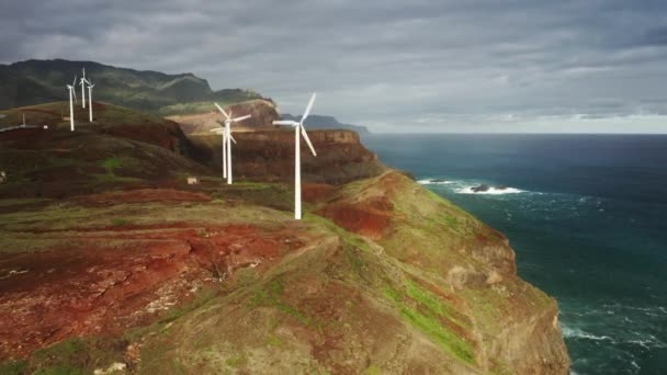 Vue aérienne du site pittoresque pour l'approvisionnement énergétique avec un village derrière — Video