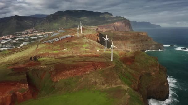 Deniz çevresi içinde açık deniz rüzgar çiftliği — Stok video