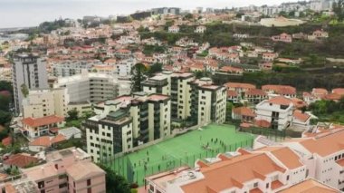 Kıyının kıyısındaki büyüleyici köyün havadan görünüşü, okyanusla yıkanmış.