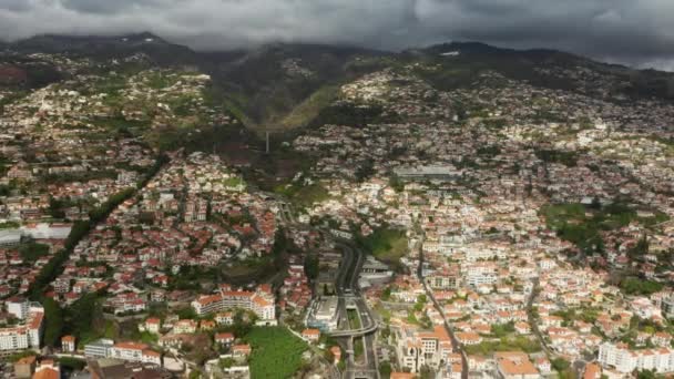Panorama malowniczej doliny na stokach wulkanicznych widziana od góry — Wideo stockowe