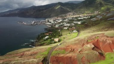 Atlantik Okyanusu 'nun okyanus dalgaları yemyeşil otlarla kaplı yüksek uçurumları yıkıyor.