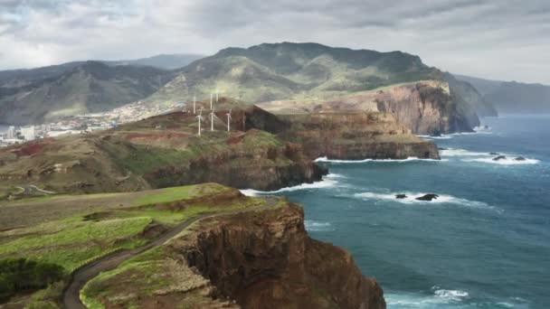 高い火山崖とターコイズブルーの海と自然の美しさの空中映像 — ストック動画