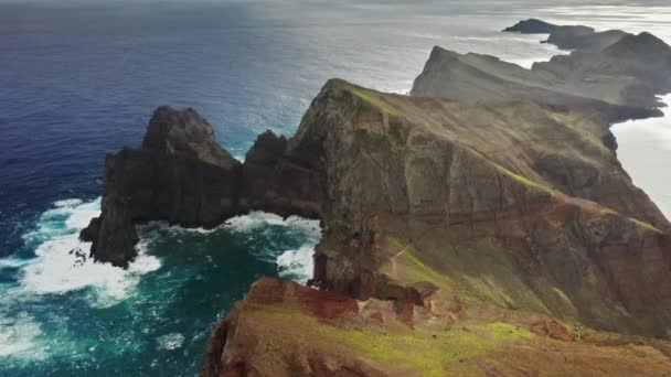 Collines coniques nues pittoresques arcs autour d'une baie d'eau cristalline — Video