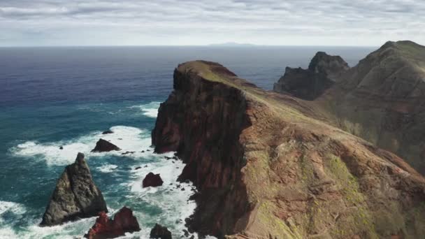 Beau point de vue sur le haut de la falaise, surplombant l'océan — Video