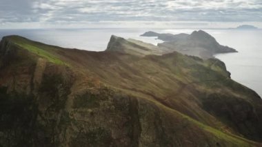Güzel doğal ortamların havadan görünüşü, pitoresk adanın panoramik manzarası