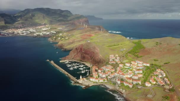 Drönare bilder av den avlägsna kuststaden med låga hus — Stockvideo