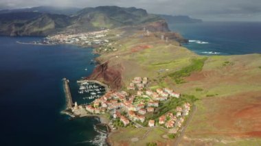 Bir plato ve dağlarla çevrili bir köy.