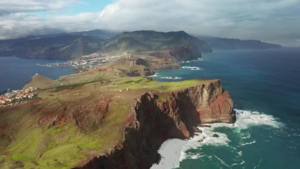 海岸上方群山的无人机画面 — 图库视频影像