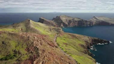 Vahşi ve ıssız adanın hava görüntüleri.