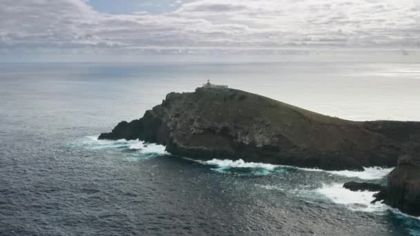 Sentier vers le phare avec un paysage de la côte nord — Video