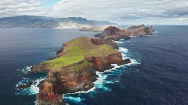 Un paisaje montañoso, formado por verdes valles profundos y pintorescos — Vídeos de Stock