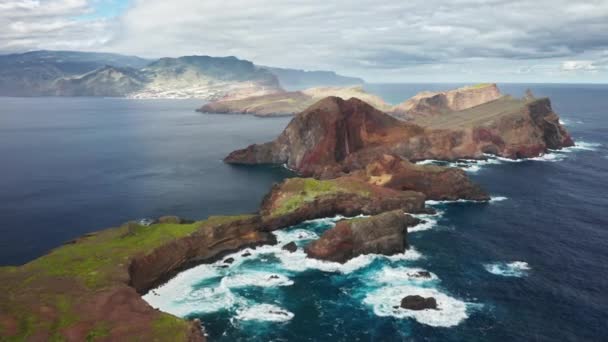 Beaux archipels au milieu de l'Atlantique vu d'en haut — Video