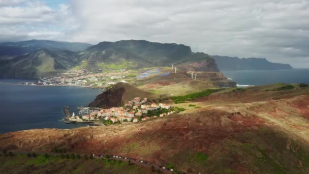 Vue inoubliable sur un petit village au bord de la côte atlantique — Video