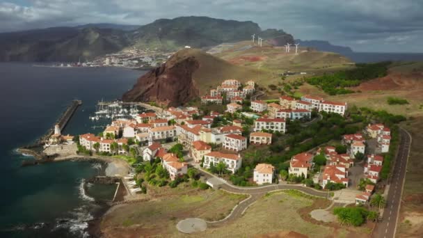 Vista aérea de encantadoras casas low-rise na borda da costa — Vídeo de Stock