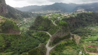 Volkanik yamaçlardaki büyüleyici şehir manzarası