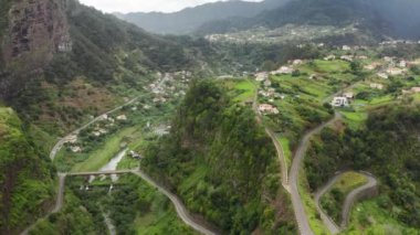 Kayalarla çevrili pitoresk vadideki astropikal manzaranın havadan görünüşü