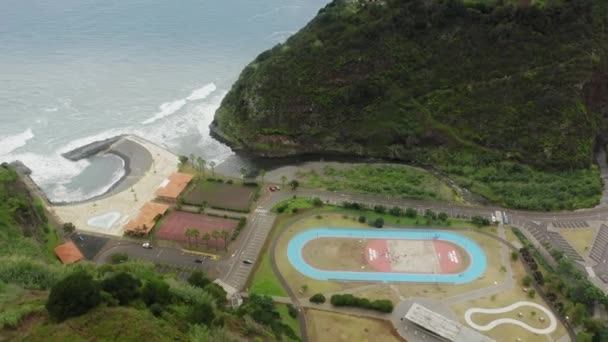 Arène extérieure circulaire avec des sportifs passant le long — Video