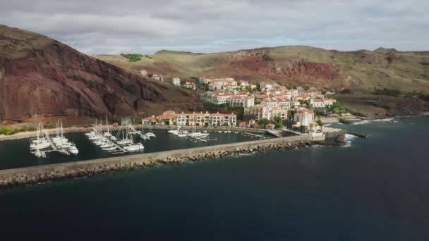 Images de drones d'une baie charmante avec des yachts blancs au bord du rivage — Video