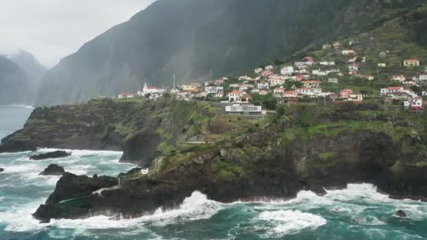 Fascinante paisaje de pintoresca ciudad con casas de campo de poca altura — Vídeos de Stock