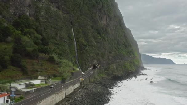 Malerische Autobahn entlang der Küste mit scharfen Gipfeln im Hintergrund — Stockvideo