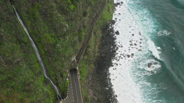 Images aériennes de la route panoramique avec un tunnel à l'intérieur d'une roche volcanique — Video