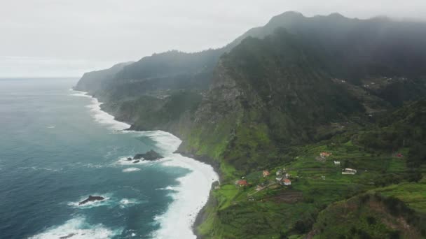 Veduta aerea di case basse sparse sul bordo di una costa — Video Stock