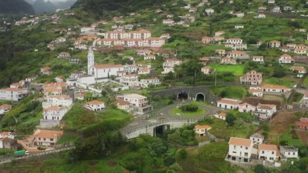 Casas tradicionais dentro das encostas, cobertas com vegetação exuberante — Vídeo de Stock