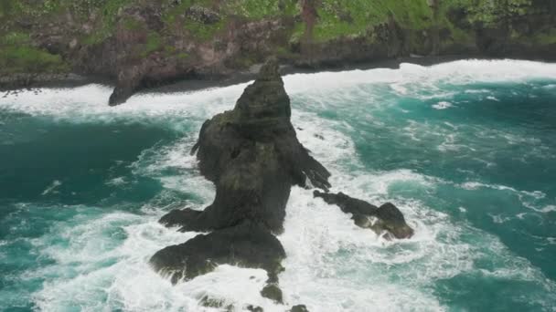 Islote rocoso en medio del Océano Atlántico — Vídeos de Stock