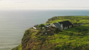 Dağın yemyeşil bitki örtüsüyle muhteşem hava manzarası.