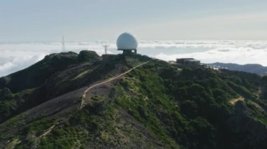 Pico do Arieiro tepesinde büyük bir radar kubbesi.