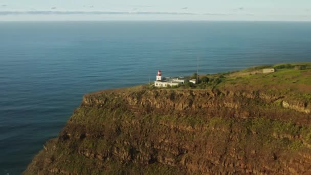 Bâtiment pittoresque de phare dans des caractéristiques naturelles uniques — Video