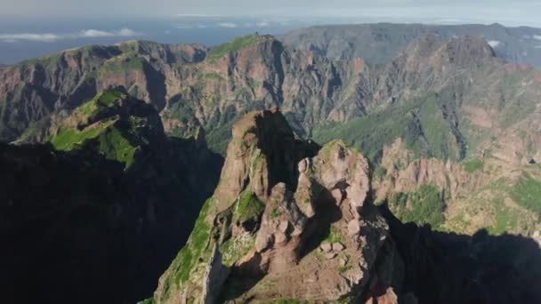 Merveilleux environnement naturel avec des sommets rocheux — Video