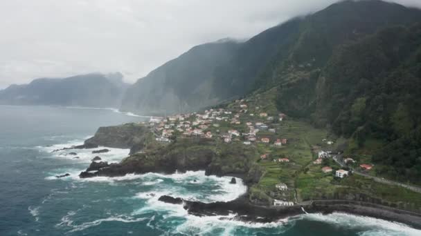 Asentamiento que se extiende a lo largo de una ladera que va desde el nivel del mar — Vídeos de Stock