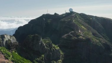 Yeşil bitki örtüsüyle sıralanmış muhteşem hava manzaralı dağlar.