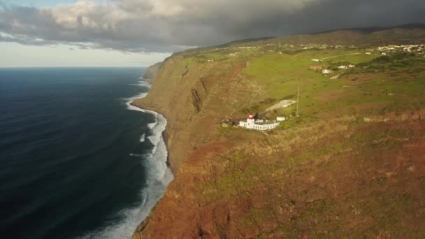Images de drones de terres sauvages accidentées avec l'océan Atlantique en arrière-plan — Video